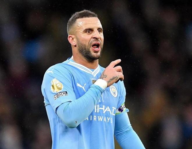 最快百球先生！哈兰德领取英超100球纪念球（哈兰德创英超百球最快纪录，获颁百球纪念球）