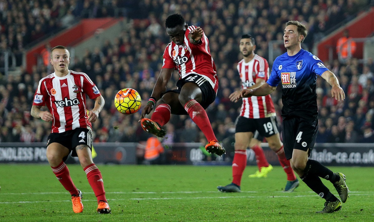 一齐登场！齐达内中国风亮相FC嘉年华，传奇卡重磅揭晓！（齐达内以中国风现身FC嘉年华，传奇卡震撼发布！）