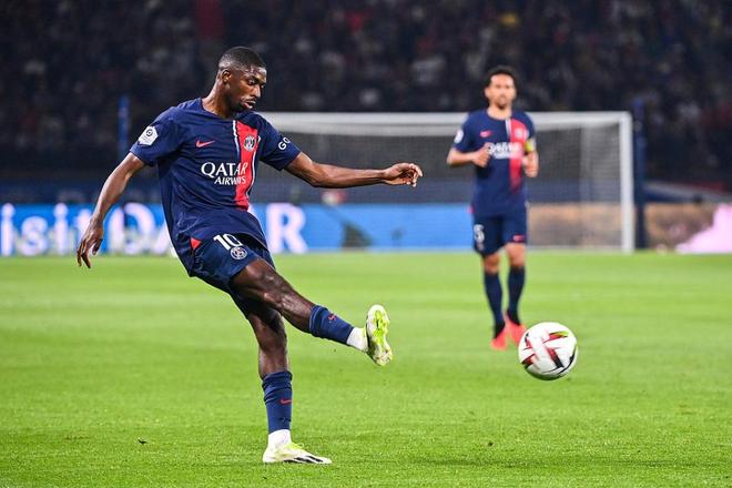 求战心切，安东尼因自己红牌停赛无法出战塞维利亚德比而落泪（红牌停赛无缘塞维利亚德比，求战心切的安东尼落泪）