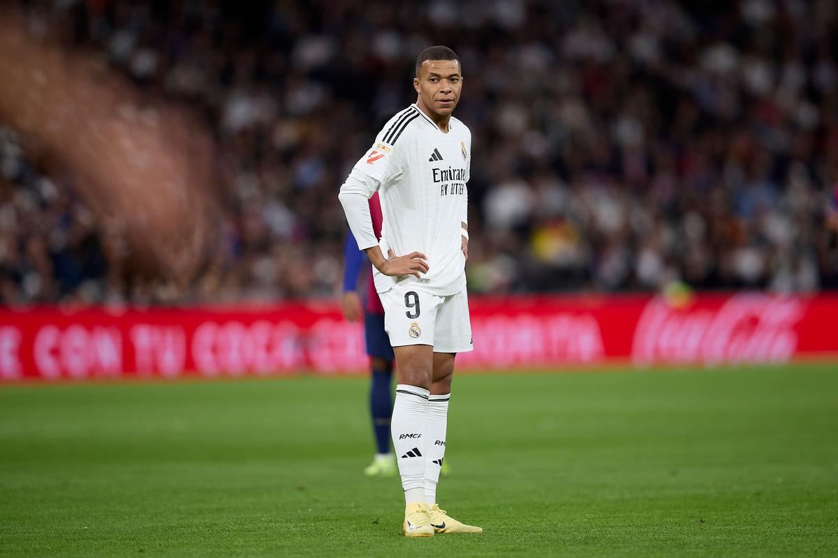 记者：诺坎普保安看到梅西后非常惊讶，当即就放他进去了（记者称：诺坎普保安认出梅西惊讶不已，立刻放行）