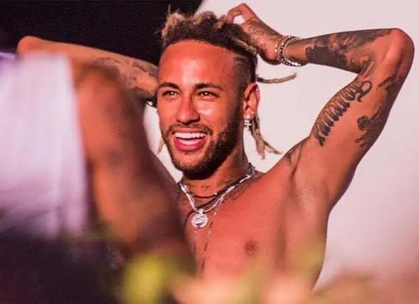 德转列21世纪参与进球榜：梅西1339球居首，C罗1253球第二（德转发布21世纪参与进球榜：梅西参与1339球居首，C罗以1253球紧随其后）