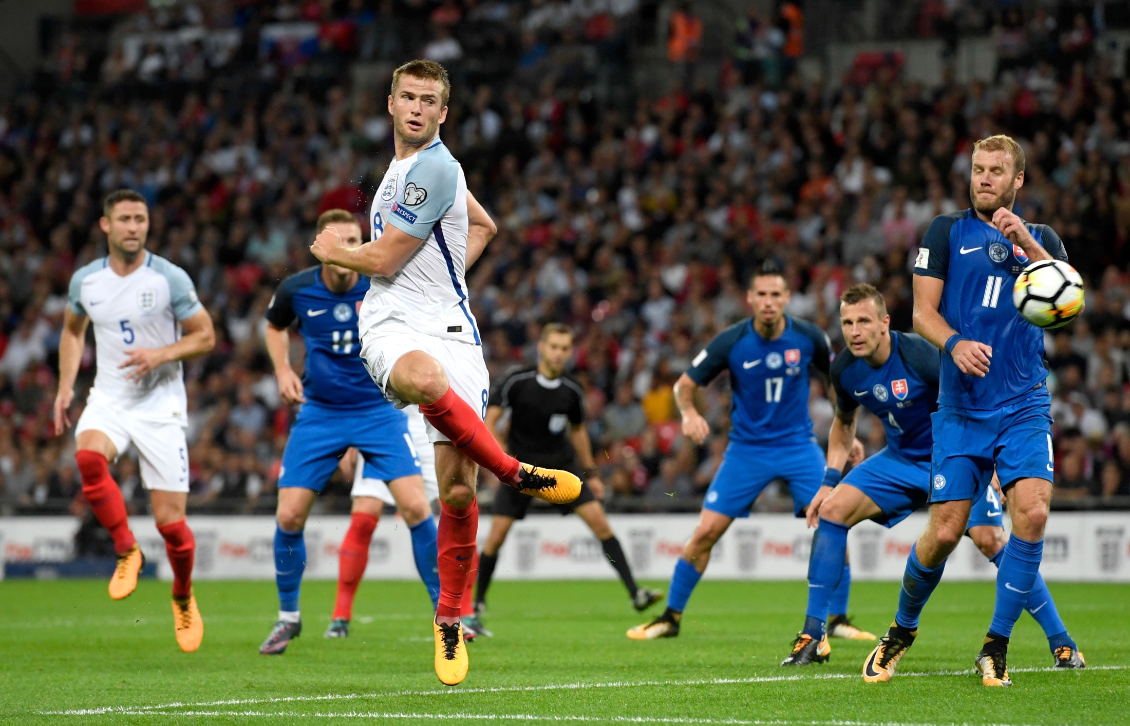 队报：球迷不满英超取消节礼日赛程，认为英超违背了传统（《队报》：英超取消节礼日赛程惹恼球迷，被指有违传统）