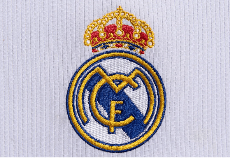 欧冠战报：孔德双响，克瑙夫破门，巴塞罗那2-1法兰克福（欧冠速递：孔德梅开二度，克瑙夫建功，巴萨2-1力克法兰克福）