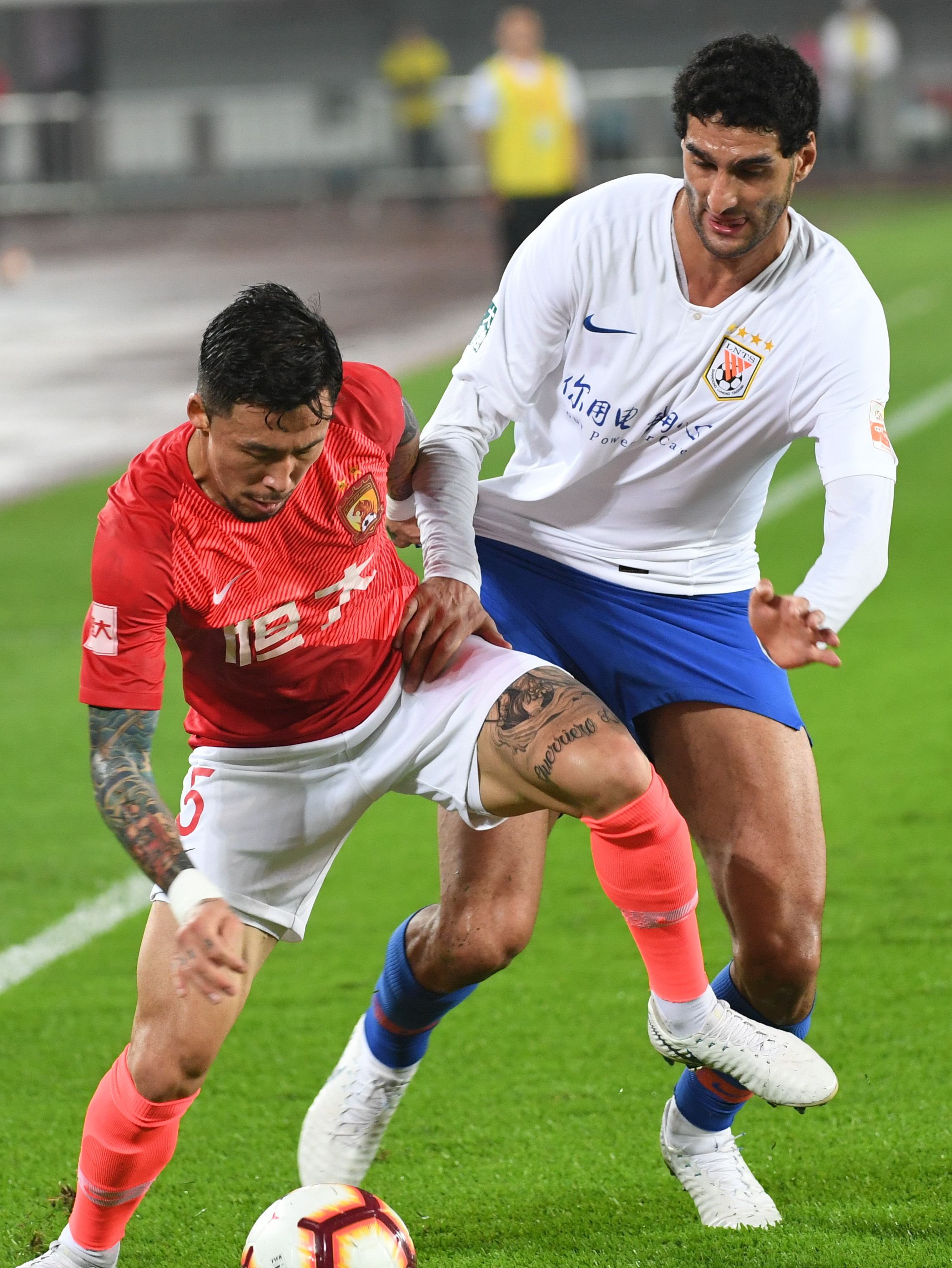 挑事？每日邮报称安东尼比赛中头槌犯规，逃过一张红牌（每日邮报：安东尼比赛中疑似头槌犯规，逃过红牌处罚）