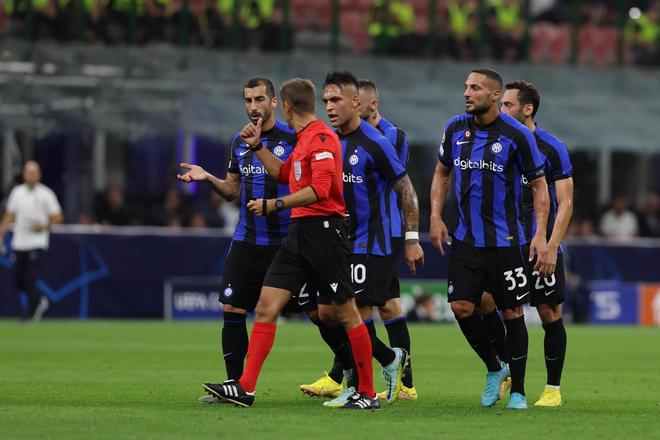 踢球者：巴斯克斯背伤恢复缓慢，理想情况下月底可以复出（踢球者：巴斯克斯背伤恢复不理想，最早有望于月底复出）