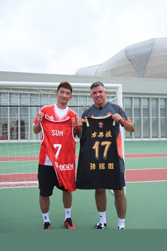 都体：DV9肌肉不适但伤情不重，保险起见周末联赛会替补（都体：DV9肌肉轻微不适，周末联赛稳妥起见先坐替补）